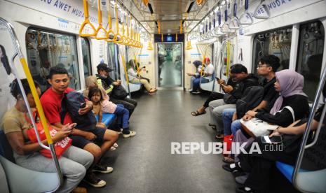 Warga berada didalam kereta MRT di Stasiun MRT Bundaran HI, Jakarta, Rabu (1/1/2025). Sejumlah warga memanfaatkan libur tahun baru dengan mengunjungi Stasiun MRT  Bundaran HI dan Halte TransJakarta Bundaran HI. Mereka memadati kedua lokasi tersebut untuk menikmati tarif khusus Rp1 dari TransJakarta, LRT Jakarta, dan MRT Jakarta. Antrean panjang terlihat di gate masuk/keluar dan area peron Stasiun MRT serta pintu masuk Halte TransJakarta. Banyak warga membawa anak, menunjukkan antusiasme tinggi menggunakan transportasi umum untuk menjelajahi Jakarta dengan biaya terjangkau.