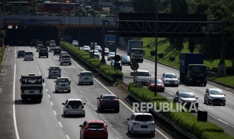 Sejumlah kendaraan melintas di Ruas Jalan Lingkar Luar Jakarta, Kawasan Pasar Rebo, Jakarta, Selasa (19/6).