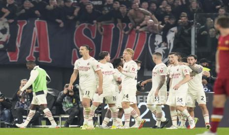 Para pemain AC Milan merayakan setelah mencetak gol kedua tim mereka selama pertandingan sepak bola Seri A antara Roma dan AC Milan di stadion Olimpiade Roma, Minggu, 31 Oktober 2021.