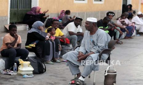  Orang-orang yang melarikan diri dari Sudan tiba di Pelabuhan Tanah Qastal yang melintasi antara Mesir dan Sudan. Mesir kini memberlakukan kebijakan visa bagi WN Sudan. 