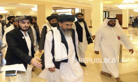 Dalam foto 12 September 2020 ini, delegasi Taliban datang untuk menghadiri sesi pembukaan pembicaraan damai antara pemerintah Afghanistan dan Taliban di Doha, Qatar. Pada 31 Januari 2021, Rasul Talib, anggota tim negosiasi perdamaian pemerintah Afghanistan memperingatkan Taliban bahwa jika mereka tidak segera melanjutkan pembicaraan damai di Qatar, pemerintah dapat memanggil kembali tim tersebut sebelum kesepakatan tercapai. Talib mengatakan dalam konferensi pers bahwa tim sedang menunggu kembalinya kepemimpinan Taliban ke Doha, Qatar, tempat putaran kedua pembicaraan damai dimulai bulan ini tetapi hanya mengalami sedikit kemajuan.