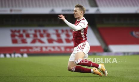 Martin Odegaard dari Arsenal melakukan selebrasi setelah mencetak gol pembuka timnya selama pertandingan sepak bola Liga Premier Inggris antara Arsenal dan Tottenham Hotspur di Stadion Emirates di London, Inggris, Minggu, 14 Maret 2021.