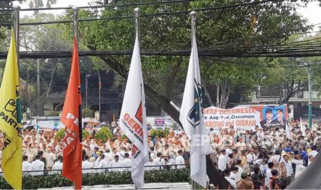 Massa pendukung duet Prabowo Subianto dan Gibran Rakabuming Raka memadati area depan Kantor KPU RI di Jalan Imam Bonjol, Jakarta Pusat, Rabu (25/10/2023). Mereka menanti kedatangan Prabowo-Gibran yang akan didaftarkan sebagai pasangan capres-cawapres Pilpres 2024. 