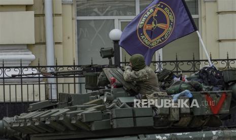 A serviceman from private military company (PMC) Wagner Group on a tank blocks a street in Rostov-on-Don, southern Russia, 24 June 2023. Security and armoured vehicles were deployed after Wagner Group