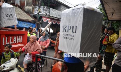 Petugas melakukan distribusi logistik pilkada 2024 di Gudang logistik Kecamatan Tanah Abang, Jakarta, Selasa (26/11/2024).