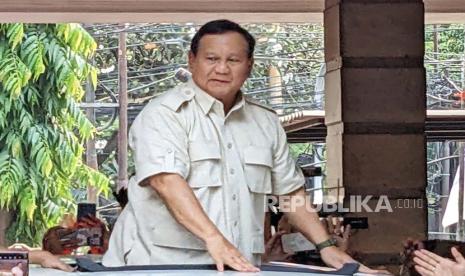 Ketua Umum Partai Gerindra, Prabowo Subianto menyapa puluhan relawannya dari atas mobil di Rumah Relawan Prabowo, Jakarta, Selasa (15/8/2023).