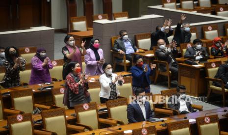 Sejumlah anggota DPR bersorak ketika mengikuti rapat paripurna DPR di Kompleks Parlemen, Jakarta, Selasa (12/4/2022). Rapat Paripurna DPR tersebut secara resmi mengesahkan Rancangan Undang-Undang Tindak Pidana Kekerasan Seksual (RUU TPKS) menjadi undang-undang.Prayogi/Republika. 