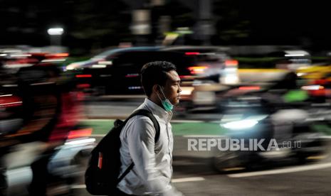 Pekerja berjalan saat jam pulang kerja di area pedestrian kawasan Sudirman, Jakarta, Selasa (17/5/2022). Pemerintah melalui Presiden Joko Widodo melonggarkan kebijakan aturan terkait pemakaian masker yakni memperbolehkan tidak mengenakan masker di luar ruangan apabila tidak dalam kondisi kerumunan, hal tersebut menyusul kondisi pandemi Covid-19 di Indonesia saat ini terkendali. DMI Sambut Baik Kebijakan Pelonggaran Pemakaian Masker