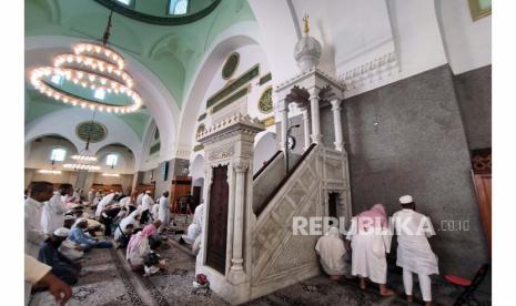 Mimbar Masjid Quba di Madinah, Arab Saudi menjelang waktu sholat Dzuhur, Sabtu (15/7/2023).