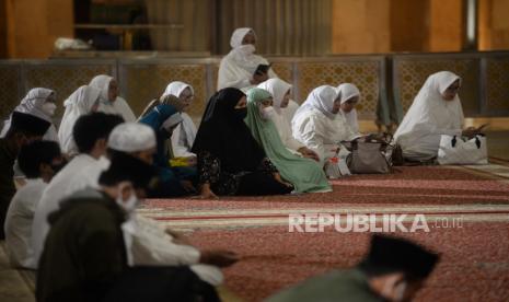 Ketum Muhammadiyah: Awali Tahun dengan Semangat Menebar Kebaikan. Foto: Jamaah mengikuti acara Muhasabah dan Istighotsah Kubra Akhir Tahun 2021 di Masjid Istiqlal, Jakarta, Kamis (30/12). Komisi Dakwah Majelis Ulama Indonesia (MUI) Pusat mengelar acara Muhasabah dan Istighotsah Kubra Akhir Tahun 2021 yang dilaksanakan secara Hybrid dan diharapakan bisa membangkitkan spiritualitas umat Islam.Prayogi/Republika