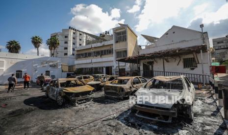 Penampakan kondisi RS Al-Ahli Baptist di Gaza pada Rabu, 18 Oktober 2023 atau sehari setelah Israel menembakkan rudal ke rumah sakit tersebut.