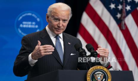  Presiden Joe Biden menjawab pertanyaan wartawan di South Court Auditorium di kompleks Gedung Putih, Senin, 25 Januari 2021, di Washington.