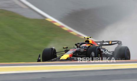 Pembalap Red Bull Sergio Perez dari Meksiko mengemudikan mobilnya selama sesi latihan pertama menjelang Grand Prix Formula Satu di lintasan balap Spa-Francorchamps di Spa, Belgia, Jumat, 28 Juli 2023.