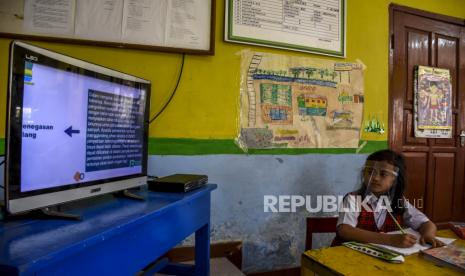 Siswa SD mengikuti Pembelajaran Jarak Jauh (PJJ) melalui kanal TV Satelit Bandung 132 di Pos PAUD Mitra RW 05, Jalan Cibangkong, Batununggal, Kota Bandung. (Ilustrasi)