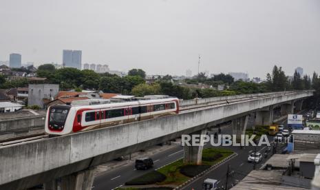 Rangkaian kereta LRT melintas di kawasan Rawamangun, Jakarta, Selasa (1/11/2022). Kepala Dinas Perhubungan (Dishub) DKI Jakarta Syafrin Liputo mengungkapkan, regulasi yang belum rampung menyebabkan pembangunan proyek Light Rail Transit (LRT) Jakarta Fase 2 tersendat.