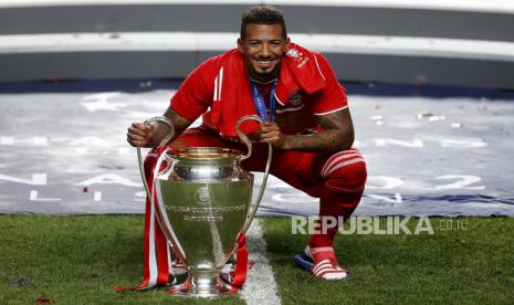 Jerome Boateng dari Bayern merayakan dengan trofi setelah Munich memenangkan pertandingan final Liga Champions antara Paris Saint-Germain dan Bayern Munich di stadion Luz di Lisbon, Portugal, Minggu, 23 Agustus 2020. 