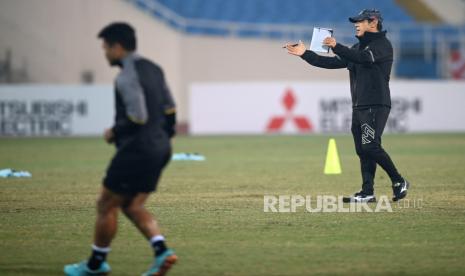 Pelatih timnas Indonesia (kanan) memberikan arahan kepada para pemain dalam sesi latihan resmi jelang pertandingan leg kedua babak semifinal Piala AFF 2022 di Stadion Nasional My Dinh, Hanoi, Vietnam, Ahad (8/1/2023). Pelatih Shin Tae-yong menegaskan timnya tidak menargetkan seri tetapi mengincar kemenangan melawan Vietnam dalam pertandingan leg dua semifinal Piala AFF 2022, Senin (9/1/2023), untuk lolos ke babak final.