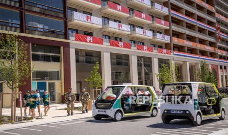   Mobil listrik berjalan di Perkampungan Atlet Olimpiade Paris 2024, Saint Denis, Prancis, Jumat (19/7/2024). Kampung Atlet Olimpiade Paris didesain ramah lingkungan dengan dilengkapi panel surya, sistem daur ulang air, dan sistem pemurnian udara. Desain ramah lingkungan diimplementasikan dengan penggunaan 100 persen energi terbarukan dan target nol limbah. Sistem ventilasi dan pendingin alami dimaksimalkan untuk menjaga udara tetap sejuk, mengurangi jejak karbon dengan tidak menggunakan AC.