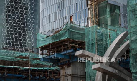 Pekerja menyelesaikan pembangunan proyek infrastuktur. ilustrasi