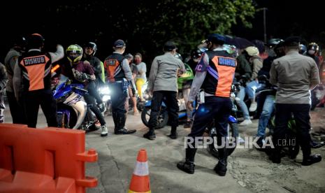 Petugas gabungan melakukan pemeriksaan sejumlah kendaraan di posko penyekatan mudik lebaran Kedung Waringin yang merupakan perbatasan antara Kabupaten Bekasi dan Kabupaten Karawang, Jawa Barat, Ahad (9/5). Sebanyak 542 kendaraan pemudik diputar balik saat penyekatan mudik lebaran diantaranya 168 kendaraan roda empat dan 374 kendaraan roda dua. 