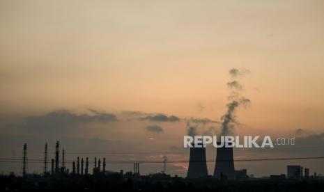  Kilang minyak dekat Spergau, Jerman Timur, 25 April 2022. Harga minyak mentah berjangka memperpanjang kenaikannya pada akhir perdagangan Jumat.