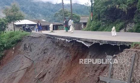 Kondisi jalan yang terdampak longsor di kawasan Lawang Angin, Desa Tanjungjaya, Kecamatan Banjarwangi, Kabupaten Garut, Jawa Barat, Jumat (1/12/2023). 