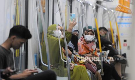 Penumpang berswafoto saat menaiki MRT di Jakarta Pusat, Kamis (22/6/2023). Sebanyak 163.162 penumpang memanfaatkan layanan transportasi MRT pada Rabu (15/11/2023).