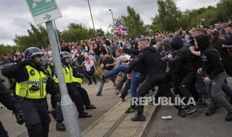 Bentrokan antara petugas Kepolisian dengan massa aksi saat aksi demonstrasi anti-imigrasi di area Holiday Inn Express di Rotherham, Inggris, Ahad (4/8/2024).