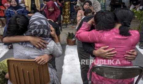 Sejumlah anak melakukan prosesi sungkem kepada orang tua saat peringatan Hari Ibu Nasional di Liogenteng, Kecamatan Astanaanyar, Kota Bandung, Kamis (22/12/2022). Momentum Hari Ibu Nasional tersebut diperingati dengan tradisi sungkem atau meminta maaf sebagai bentuk ungkapan bakti dan kasih sayang kepada orang tua. Republika/Abdan Syakura