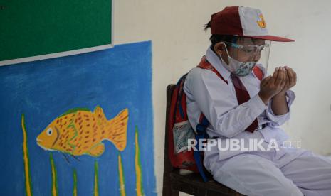 Pelajar mengikuti pembelajaran tatap muka di SDN Pondok Labu 14 Pagi, Jakarta Selatan, Senin (30/8). Sebanyak 610 sekolah di DKI Jakarta menggelar pembelajaran tatap muka secara terbatas dengan penerapan protokol kesehatan yang ketat. Republika/Thoudy Badai