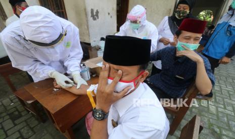 Dua orang santri mengikuti rapid test atau tes cepat Covid19 (ilustrasi)