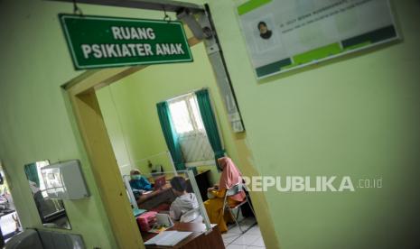 Seorang psikiater memeriksa seorang anak yang mengalami kecanduan gawai di Rumah Sakit Jiwa (RSJ) Provinsi Jawa Barat di Cisarua, Kabupaten Bandung Barat, Jawa Barat, Kamis (18/3/2021). Direktur RSJ Provinsi Jawa Barat Elly Marliani mengatakan sebanyak 14 orang pasien dengan gangguan kejiwaan dan lima orang pasien penderita adiksi (kecanduan) gawai menjalani perawatan di Klinik Kesehatan Jiwa Anak dan Remaja pada Januari hingga Februari 2021. 