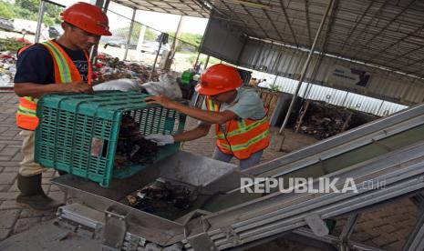 Petugas memasukkan sampah plastik ke mesin pencacah di area TPSA (Tempat Pembuangan Sampah Akhir) Bangendung, Kota Cilegon, Banten, Selasa (11/10/2022). Pemkot Cilegon bekerja sama dengan PT PLN membangun unit pengolah sampah menjadi biomassa untuk kebutuhan co-firing (bahan bakar penyerta) batu bara di PLTU Suralaya. 