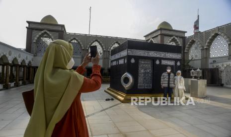 Warga berfoto dengan miniatur Ka