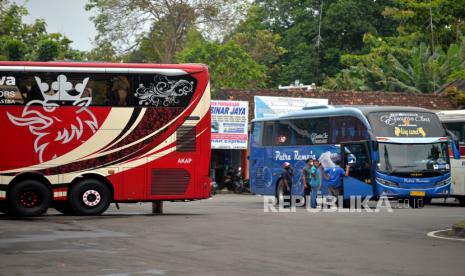 Bus Antar Kota Antar Provinsi (AKAP) parkir di Terminal Bus Jombor, Sleman, Yogyakarta, Senin (18/4/2022). Warga mulai mudik lebaran Idul Fitri 1443H lebih awal untuk menghindari lonjakan harga tiket dan kemacetan. Lonjakan penumpang juga menjadi berkah bagi agen tiket bus, khususnya untuk tujuan Sumatera dan Jakarta.