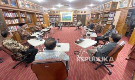 Ketua Majelis Tinggi Partai Demokrat, Susilo Bambang Yudhoyono (SBY) menjamu Anies Rasyid Baswedan dan Tim 8 Koalisi Perubahan untuk Persatuan di perpustakaan yang menjadi salah satu saksi sejarah kemenangannya pada pemilihan presiden (Pilpres) 2004 dan 2009, di Puri Cikeas, Kabupaten Bogor, Jumat (25/8/2023) malam.