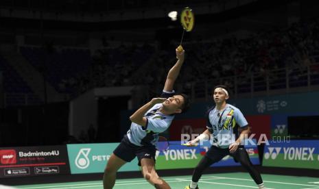 Fajar Alfian (kiri) dan Muhammad Rian Ardianto (kiri) dari Indonesia melakukan tembakan melawan Ong Yew Sin dan Teo Ee Yi (Malaysia) pada pertandingan perempat final ganda putra turnamen bulutangkis Malaysia Open di Bukit Jalil Axiata Arena di Kuala Lumpur, Malaysia, Jumat, 13 Januari, 2023.