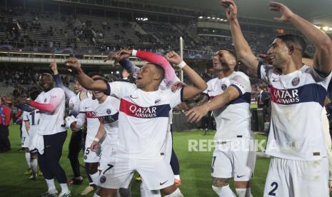 Pemain Paris Saint-Germain melakukan selebrasi seusai mengalahkan barcelona pada pertandingan sepak bola leg kedua perempat final Liga Champions di stadion Olimpic Lluis Companys di Barcelona, Spanyol, Rabu (17/4/2024). PSG sukses menaklukkan Barca dengan skor 4-1. Gol PSG dicetak Ousmane Dembele di menit ke-40, Vitor Ferreira menit ke-54 dan Kylian Mbappe menit ke-61 dan 89. Satu gol Barcelona Dicetak Rapinha di menit ke-12. Dengan hasil ini PSG melaju ke babak semifinal Liga Champions dengan agregat 6-4.