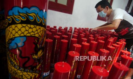 Pengurus menata lilin besar di Kelenteng Tek Hay Kiong, Tegal, Jawa Tengah, Rabu (10/2/2021). Menurut pengurus Kelenteng Tek Hay Kiong perayaan Toa Pe Kong dengan mengarak puluhan patung dewa dalam rangkaian Imlek ditiadakan akibat pandemi COVID-19 dan adanya pemberlakuan PPKM di Kota Tegal. 