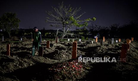 Jumlah Makam TPU Tegal Alur Tersisa 400 Petak. Seorang petugas melintas di dekat makam Covid-19 di TPU Tegal Alur, Jakarta, Rabu (2/9). Satgas Penanganan Covid-19 menyatakan adanya peningkatan kasus kematian pasien positif Covid-19 di Indonesia dalam sepekan terakhir sebesar 24,4 persen. Republika/Putra M. Akbar