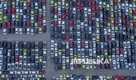 Foto udara sejumlah mobil terparkir di salah satu gudang distributor mobil baru di Kabupaten Kendal, Jawa Tengah, Jumat (29/11/2024). Berdasarkan data Gabungan Industri Kendaraan Bermotor Indonesia (Gaikindo) pada Oktober 2024 jumlah total penjualan mobil baru domestik secara wholesales tercatat sebanyak 77.191 unit atau naik sebesar 6,2 persen dibandingkan September 2024, sementara untuk penjualan ritel meningkat 1,5 persen atau bertambah 1.106 unit dibandingkan bulan sebelumnya tahun yang sama. 