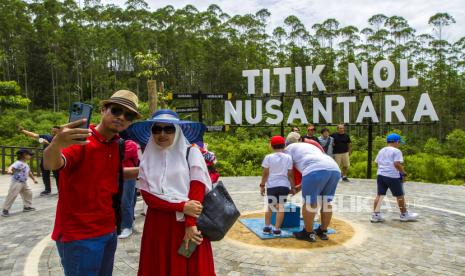 Warga berfoto di lokasi titik nol Ibu Kota Negara (IKN) Nusantara di Kecamatan Sepaku, Kabupaten Penajam Paser Utara, Kalimantan Timur, Rabu (17/8/2022). 