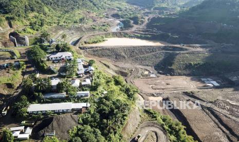 Foto udara proyek pembangunan Bendungan Meninting di Desa Bukit Tinggi, Kecamatan Gunungsari, Lombok Barat, NTB, Kamis (11/5/2023). 