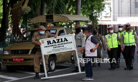 Tim Satuan tugas (Satgas) gabungan Covid-19 mengelar razia protokol kesehatan (prokes) .