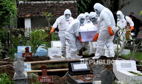 Petugas TRC BPBD DIY melakukan pemakaman dengan protokol Covid-19 di Makam Ngeseng, Yogyakarta, Senin (21/6). Selama empat hari terakhir Provinsi DIY mencatatkan rekor kasus Covid-19. Rekor kasus pada Ahad (20/6) lalu, mencapai 665 kasus. Sehingga dengan total kasus 52.641 orang dan  kasus kematian mencapai 1.367 orang.