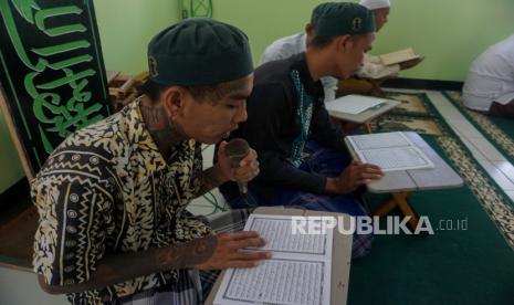 Sejumlah warga binaan mengikuti tadarus Al Quran di Lapas Kelas IIB, Kabupaten Batang, Jawa Tengah, Rabu (5/4/2023). Selama bulan suci Ramadhan 2023, Lapas Kelas IIB Kabupaten Batang mengajak warga binaan untuk mengikuti tadarus Al Quran, shalat tarawih berjamaah, dan ceramah keagamaan sebagai wadah warga binaan dalam pendalaman rohani dan meningkatkan iman taqwa. 