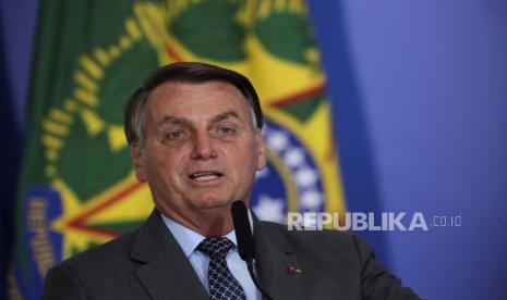  Presiden Brasil Jair Bolsonaro menghadiri acara peluncuran Program Raksasa Aspal, di istana kepresidenan Planalto, di Brasilia, Brasil, Selasa, 18 Mei 2021.