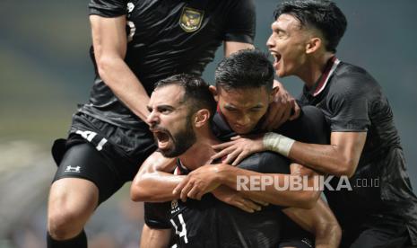 Pemain timnas Indonesia Jordi Amat melakukan selebrasi seusai mencetak gol ke gawang Burundi dalam laga Fifa Match Day di Stadion Patriot Candrabhaga, Bekasi, Jawa Barat, Selasa (28/3/2023). Pada pertandingan itu timnas Indonesia bermain imbang dengan skor 2-2. Gol timnas Indonesia dicetak Witan Sulaeman dan Jordi Amat.