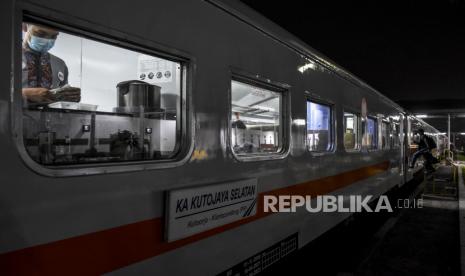 Sejumlah penumpang berjalan memasuki kereta api Kutojaya Selatan di Stasiun Kiaracondong, Kota Bandung, Kamis (29/4). Pada H-7 jelang peniadaan mudik lebaran 2021, jumlah penumpang menuju arah Jawa Tengah dan Jawa Timur di Stasiun Kiaracondong mengalami peningkatan sebesar 30 persen atau mencapai 475 penumpang dibandingkan dengan hari sebelumnya. Foto: Republika/Abdan Syakura