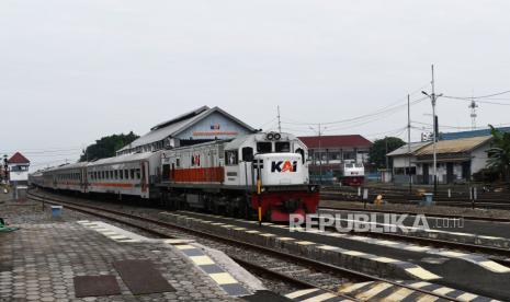  Kapasitas KA Jarak Jauh Hingga LRT Dibatasi. Foto: Kereta Api (KA) Kahuripan relasi Kiaracondong Bandung - Blitar melintas di kawasan Stasiun KA Madiun, Jawa Timur, Sabtu (3/7/2021). PT KAI membatalkan 1.589 perjalanan KA jarak jauh maupun lokal selama penerapan Pemberlakukan Pembatasan Kegiatan Masyarakat (PPKM) Darurat mulai 3 Juli hingga 20 Juli guna pengendalian penyebaran COVID-19. 